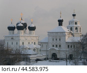Вид на Успенский Трифонов монастырь крупным планом зимой. Город Киров (2006 год). Стоковое фото, фотограф Ольга Визави / Фотобанк Лори
