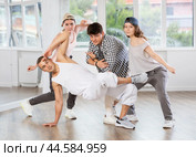 Women and men improvise, move on whim, and perform voluntary movements hip hop dance. Стоковое фото, фотограф Яков Филимонов / Фотобанк Лори