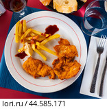 Breaded chicken breast with french fries closeup. Стоковое фото, фотограф Яков Филимонов / Фотобанк Лори