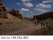 A group of tourists conducts an educational tour in the Chary canyon. Kazakhstan. Charyn Canyon. 31.08.24 (2024 год). Редакционное фото, фотограф Ярославский Максим / Фотобанк Лори
