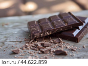 Dark chocolate delight on wooden surface. Стоковое AI-изображение, AI-художник Иван Рябоконь / Фотобанк Лори