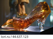 Sparkling crystal cinderella shoe display. Стоковое AI-изображение, AI-художник Иван Рябоконь / Фотобанк Лори