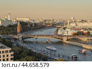Вид со смотровой площадки Храма Христа Спасителя на Москву-реку и Кремль. Проплывающие по реке теплоходы. Вечерний свет. На закате. Редакционное фото, фотограф Сергей Никифоров-Гордеев / Фотобанк Лори