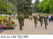 Pyatigorsk, Russia, May 9, 2024 Change of honor guard of the Young Army at the Eternal Flame. Eternal Flame and the Great Patriotic War memorial in Pyatigorsk, Russia, Victory Day. Редакционное фото, фотограф Оксана Медведева / Фотобанк Лори