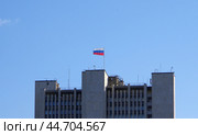 Флаг России на здании Правительства Свердловской области, Екатеринбург, Октябрьская площадь, 1 (2024 год). Стоковое фото, фотограф Алексей Иванов / Фотобанк Лори