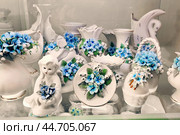 Pyatigorsk, Russia, May 6, 202. Products of the Kislovodsk porcelain factory in a Pyatigorsk store. Kislovodsk porcelain with a floral pattern, realistic various flowers on vases, boxes and other products (2024 год). Редакционное фото, фотограф Оксана Медведева / Фотобанк Лори