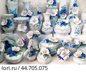 Pyatigorsk, Russia, May 6, 202. Products of the Kislovodsk porcelain factory in a Pyatigorsk store. Kislovodsk porcelain with a floral pattern, realistic various flowers on vases, boxes and other products (2024 год). Редакционное фото, фотограф Оксана Медведева / Фотобанк Лори