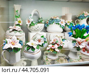 Pyatigorsk, Russia, May 6, 202. Products of the Kislovodsk porcelain factory in a Pyatigorsk store. Kislovodsk porcelain with a floral pattern, realistic various flowers on vases, boxes and other products (2024 год). Редакционное фото, фотограф Оксана Медведева / Фотобанк Лори