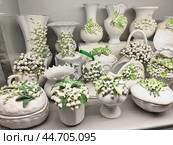 Pyatigorsk, Russia, May 6, 202. Products of the Kislovodsk porcelain factory in a Pyatigorsk store. Kislovodsk porcelain with a floral pattern, realistic various flowers on vases, boxes and other products (2024 год). Редакционное фото, фотограф Оксана Медведева / Фотобанк Лори