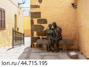 AGUIMES, CANARY ISLANDS - JULY 29, 2024: "Los enamorados" (The lovers) by sculptor Ana Luisa Benitez Suarez on the street of old town. Редакционное фото, фотограф Sergey Kohl / Фотобанк Лори