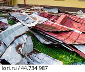 Фрагменты кровельного покрытия, сорванные сильным ветром. Стоковое фото, фотограф Вячеслав Палес / Фотобанк Лори