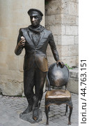PYATIGORSK, RUSSIA - MAY 11, 2024: Sculpture of Ostap Bender offering tickets to enter the Pyatigorsk Failure. The literary hero of the satirical novel by Ilf and Petrov: 12 chairs. Caucasian Mineral Waters. Редакционное фото, фотограф Оксана Медведева / Фотобанк Лори