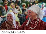 Женщины в традиционных нарядах выступают с народными песнями на площадке фестиваля "Казачья станица Москва" в парке "Коломенское" города Москвы, Россия. Редакционное фото, фотограф Николай Винокуров / Фотобанк Лори