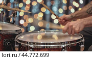 Drummer playing snare drum with drumsticks on stage with bokeh lights. Стоковое AI-видео, аниматор Юрий Поздников / Фотобанк Лори