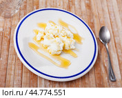 Mato served with honey on plate. Стоковое фото, фотограф Яков Филимонов / Фотобанк Лори
