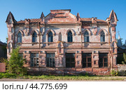 Памятник архитектуры в Астрахани -Приходская школа (начальное училище) евангелическо-лютеранской церкви во имя Иисуса. В сталинские времена в этом здании был детприемник НКВД, и деревянные буковки на аттике здания нам до сих пор об этом напоминают. (2011 год). Стоковое фото, фотограф Павел Просянов / Фотобанк Лори