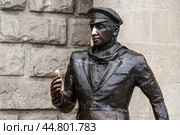 PYATIGORSK, RUSSIA - MAY 11, 2024: Sculpture of Ostap Bender offering tickets to enter the Pyatigorsk Failure. The literary hero of the satirical novel by Ilf and Petrov: 12 chairs. Caucasian Mineral Waters. Редакционное фото, фотограф Оксана Медведева / Фотобанк Лори