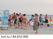Черное море, пляж, Краснодарский край, Туапсинский район,    Бухта Михайловская, очередь в раздевалку (2024 год). Стоковое фото, фотограф Александр Циликин / Фотобанк Лори