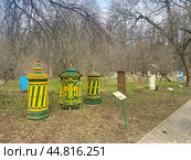 Колоды-ульи "Царица", "Царь" и "Царевна". Эколого-просветительский центр "Царская пасека". Измайловский парк, Москва (2023 год). Редакционное фото, фотограф Мария Кылосова / Фотобанк Лори