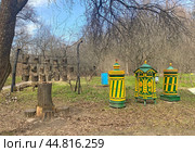 Колоды-ульи "Царица", "Царь" и "Царевна". Борти с клеймами владельцев. Эколого-просветительский центр "Царская пасека". Измайловский парк, Москва (2023 год). Редакционное фото, фотограф Мария Кылосова / Фотобанк Лори