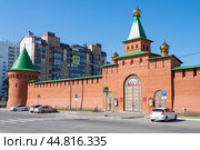 Кремль города Йошкар-Ола (Царевококшайский кремль)  солнечным августовским днем (2024 год). Редакционное фото, фотограф Виктор Карасев / Фотобанк Лори
