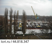 Черниговский речной порт на реке Десна в городе Чернигов, Украина. Пасмурный весенний день. (2009 год). Стоковое фото, фотограф Александр Кузнецов / Фотобанк Лори