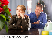 Father and son quarrel while celebrating christmas in home. Стоковое фото, фотограф Яков Филимонов / Фотобанк Лори