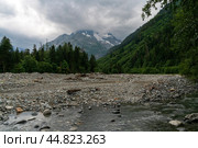 View of the Psysh River and the Amanauz-Bashi Mountain of the Northern Caucasus Mountains near the village of Arkhyz on a sunny summer day, Karachay-Cherkessia, Russia. Стоковое фото, фотограф Ula Ulachka / Фотобанк Лори