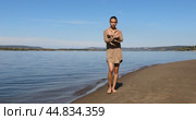 Фото-позирование - молодая красивая фотомодель показывает как нужно правильно позировать на пляже. Стоковое видео, видеограф Андрей Аркуша / Фотобанк Лори