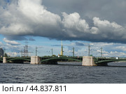 Тучков мост, автодорожный металлический разводной мост через Малую Неву в Санкт-Петербурге, соединяет между собой Васильевский и Петроградский острова. Россия (2024 год). Редакционное фото, фотограф Валерия Попова / Фотобанк Лори