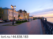 Вечер на набережной Волги, Астрахань, Россия (2023 год). Редакционное фото, фотограф Инна Грязнова / Фотобанк Лори