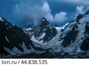 Кавказские горы после заката. Пик Щуровского и ледопад Ушбы в облаках. Национальный парк Приэльбрусье, Россия. (2015 год). Редакционное фото, фотограф Анна Ефимова / Фотобанк Лори
