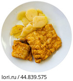 Fried cod fillet in crispy breading with potatoes. Стоковое фото, фотограф Яков Филимонов / Фотобанк Лори