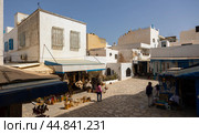 Street in Medina in Sousse, Tunisia. Medieval town Hammamet with colorful walls and house with small private oriental souvenir shops. Стоковое фото, фотограф Яков Филимонов / Фотобанк Лори