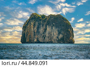 Phi Phi Le Islands, Krabi Province. Attraction famous popular place tourist travel Thailand, summer vacation trips, Tourism beautiful destination Asia. Стоковое фото, фотограф Павел Муравьев / Фотобанк Лори