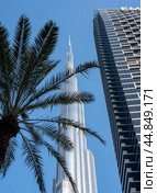 Dubai, United Arab Emirates Incredible architecture of tallest skyscraper in world main attraction of Dubai Burj Khalifa. Travel in Arab Emirates (2023 год). Стоковое фото, фотограф Павел Муравьев / Фотобанк Лори