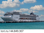 Dubai, United Arab Emirates  Cruise ship MSC Opera. Cruise Line MSC, cruise ship MSC Opera sails from port Sir Bani Yas (2023 год). Редакционное фото, фотограф Павел Муравьев / Фотобанк Лори
