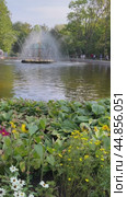 PETERGOF, SAINT PETERSBURG, RUSSIA - September 17, 2024: Vertical video of panoramic view on Sun Fountain in Lower Park of Peterhof, decorated with beautiful flowerbeds with flowers in summer day. Редакционное видео, видеограф Виктория Катьянова / Фотобанк Лори