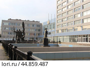 Здание ОАО Производственная компания "Ижсталь" осенью. Город Ижевск (2024 год) Редакционное фото, фотограф хохрякова альбина накиповна / Фотобанк Лори