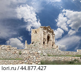 Arch of Hadrian in Gerasa (Jerash), Jordan. Against the background of a beautiful sky with clouds (2016 год). Стоковое фото, фотограф Владимир Журавлев / Фотобанк Лори