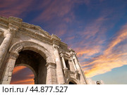Arch of Hadrian in Gerasa (Jerash), Jordan. Against the background of a beautiful sky with clouds (2016 год). Стоковое фото, фотограф Владимир Журавлев / Фотобанк Лори