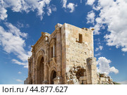 Arch of Hadrian in Gerasa (Jerash), Jordan. Against the background of a beautiful sky with clouds (2016 год). Стоковое фото, фотограф Владимир Журавлев / Фотобанк Лори