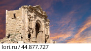 Arch of Hadrian in Gerasa (Jerash), Jordan. Against the background of a beautiful sky with clouds (2016 год). Стоковое фото, фотограф Владимир Журавлев / Фотобанк Лори