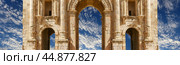 Arch of Hadrian in Gerasa (Jerash), Jordan. Against the background of a beautiful sky with clouds (2016 год). Стоковое фото, фотограф Владимир Журавлев / Фотобанк Лори