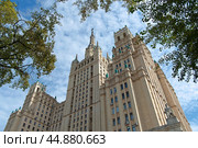 Высотное здание на Кудринской площади, вид снизу, фрагмент (2024 год). Редакционное фото, фотограф MК / Фотобанк Лори