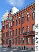 Famous Stenbock-Fermor mansion on Makarova Embankment. This historic building hosted many musical evenings and balls. Saint Petersburg, Russia (2024 год). Редакционное фото, фотограф Валерия Попова / Фотобанк Лори