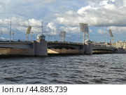 Tuchkov Bridge, bascule bridge across Malaya Neva (distributary of Neva river) against background of Petrovsky Stadium in Saint Petersburg, Russia (2024 год). Редакционное фото, фотограф Валерия Попова / Фотобанк Лори