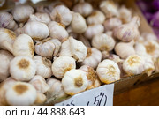 Garlic in basket on counter in market close up. Стоковое фото, фотограф Яков Филимонов / Фотобанк Лори