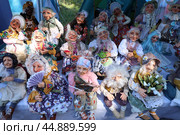 Продажа кукол ручной работы на ярмарке народного творчества. Бажовский фестиваль. Россия. Стоковое фото, фотограф Наталья Сухорукова / Фотобанк Лори