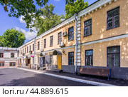 Район Хитровка, жилой дом,  Хитровский переулок, Хитровская площадь, Москва (2023 год). Стоковое фото, фотограф Baturina Yuliya / Фотобанк Лори